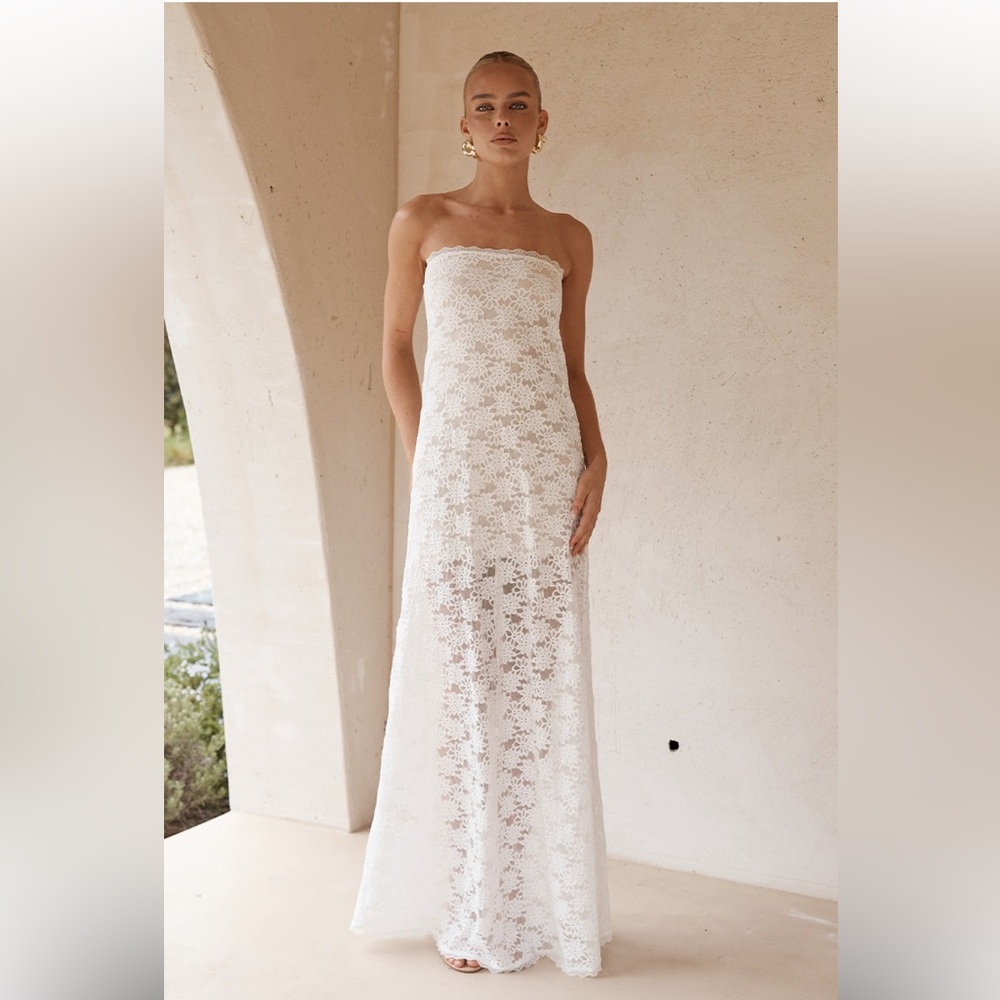 NWT Chic Strapless White Lace Dress
